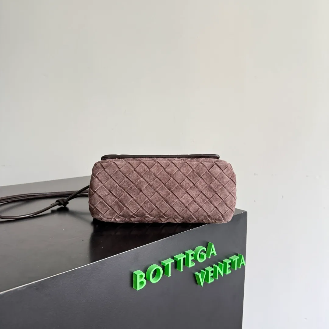 Batch 1720 Bottega Veneta’s new early spring products are here◍˃ᵕ˂◍ The super cute little bag captures my heart every time. This kind of simple little bag that can be carried on the back at any time is really convenient. The surprise of this Notturno clutch lies in the three independent spaces inside. Babies with a lot of belongings must be able to empathize with the tiredness of searching for items for a long time every time. This divided area design simply captures my heart. Style number: 843893 Size: 21*11*9cm Color: suede black and brown